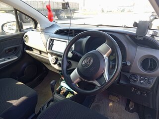 2014 Toyota Vitz III (XP130) Рестайлинг, серый, 735000 рублей, вид 5