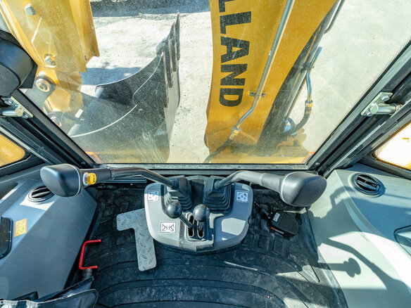 2024 New Holland B110C, жёлтый - вид 6