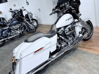 2017 Harley-Davidson Street Glide, белый, 1799000 рублей, вид 3
