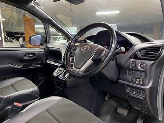 2021 Toyota Noah III (R80) Рестайлинг, чёрный, 1784009 рублей, вид 4