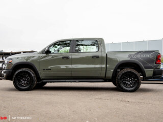 2025 Ram 1500 Crew Cab V Рестайлинг, зелёный, 8850000 рублей, вид 2
