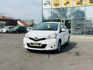 2013 Toyota Vitz III (XP130), белый, 799000 рублей, вид 2