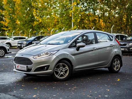 2016 Ford Fiesta Mk6 Рестайлинг, серебристый, 630000 рублей, вид 1