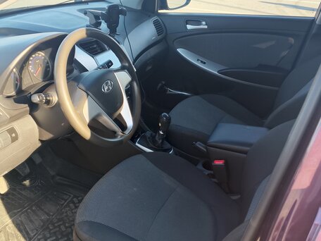 2013 Hyundai Solaris I, фиолетовый, 840000 рублей, вид 5