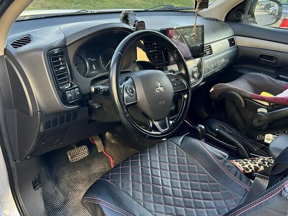 2018 Mitsubishi Outlander III Рестайлинг 3, серебристый, 1400000 рублей - вид 5