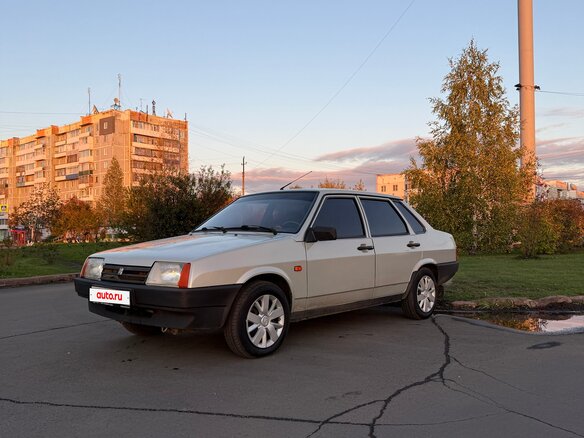 2004 Lada (ВАЗ) 21099, белый, 300000 рублей - вид 3