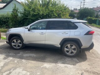 2022 Toyota RAV4 V (XA50), серебристый, 3300000 рублей, вид 3