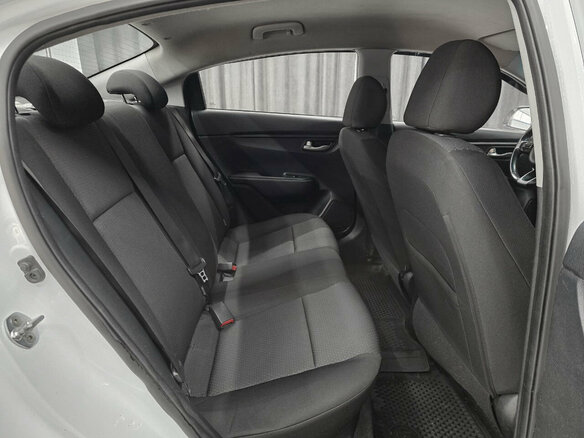 2020 Kia Rio IV Рестайлинг, белый, 980000 рублей - вид 11