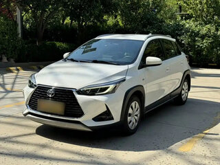 2022 Toyota Yaris IV, белый, 1214316 рублей, вид 1
