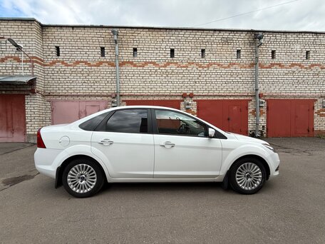 2011 Ford Focus II Рестайлинг, белый, 799000 рублей, вид 3