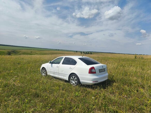 2012 Skoda Octavia II (A5) Рестайлинг, белый, 1100000 рублей - вид 1