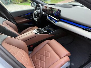 2025 BMW 5 серии 530i xDrive VIII (G60/G61/G68), серый, 9790000 рублей, вид 4