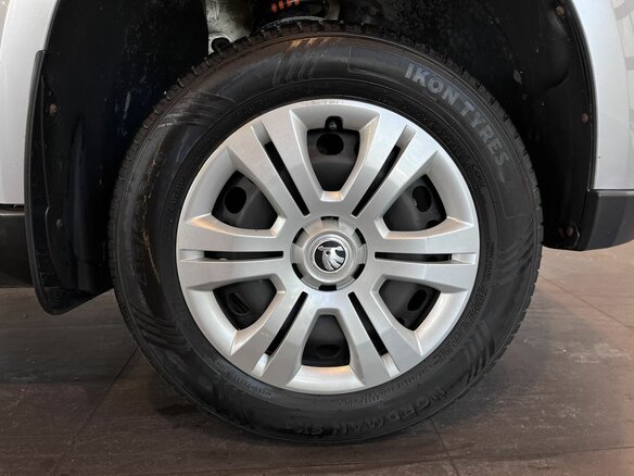 2015 Skoda Yeti I Рестайлинг, серебристый - вид 17