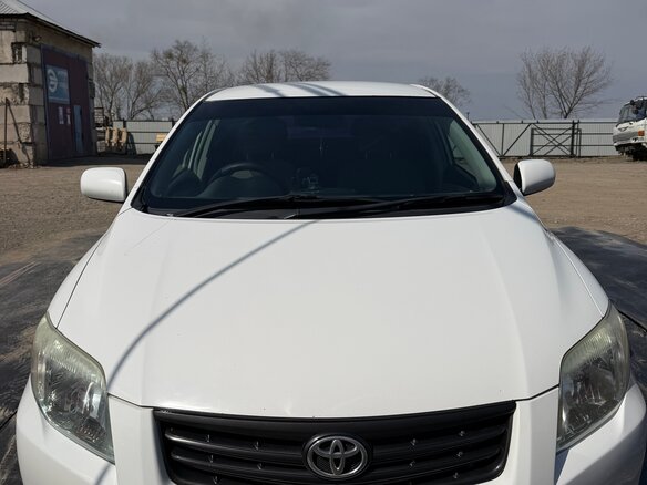 2010 Toyota Corolla Axio X (E140, E150) Рестайлинг, белый, 680000 рублей - вид 1