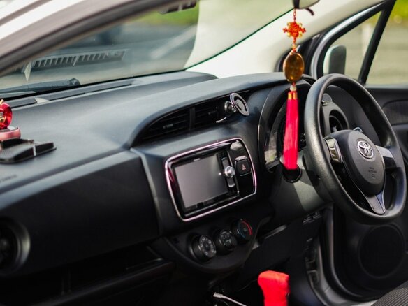 2018 Toyota Vitz III (XP130) Рестайлинг 2, серый - вид 6