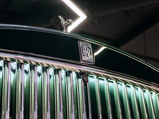 2026 Rolls-Royce Cullinan Black Badge I Рестайлинг (Series II), зелёный, 70000000 рублей, вид 5