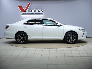 2016 Toyota Camry VII (XV50) Рестайлинг, белый, 1990000 рублей, вид 4