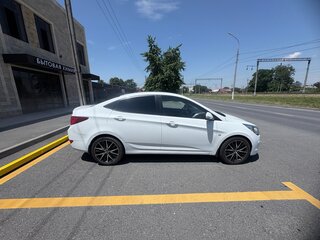 2015 Hyundai Solaris I Рестайлинг, белый, 1000000 рублей, вид 3