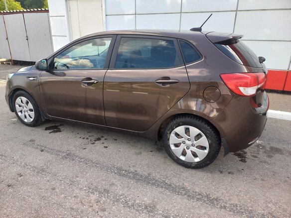 2017 Kia Rio III Рестайлинг, коричневый, 750000 рублей - вид 9