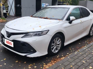 2018 Toyota Camry VIII (XV70), белый, 1350000 рублей, вид 1