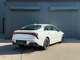 2026 Kia K5 III Рестайлинг, белый, 4875000 рублей, вид 4