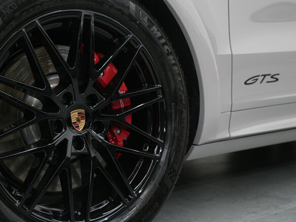 2026 Porsche Cayenne GTS III Рестайлинг, серый, 25900000 рублей - вид 6