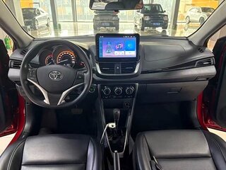 2022 Toyota Yaris IV, красный, 1400000 рублей, вид 2