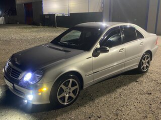 2004 Mercedes-Benz C-Класс 230 II (W203) Рестайлинг, серебристый, 800000 рублей, вид 2