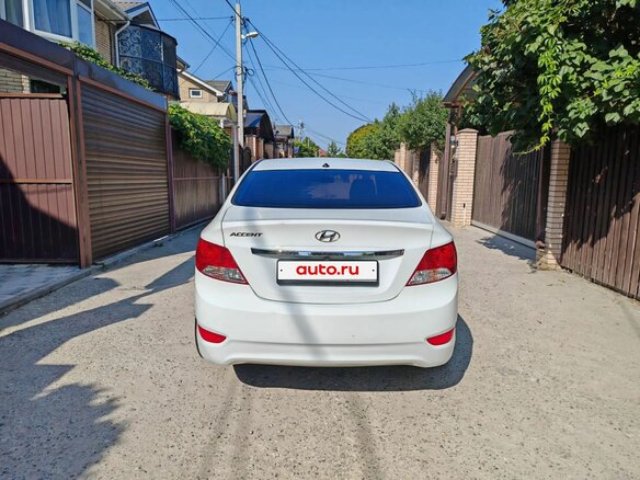 2013 Hyundai Accent IV, белый, 800000 рублей - вид 2