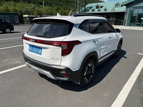 2023 Kia Seltos I Рестайлинг, белый, 2300000 рублей, вид 4