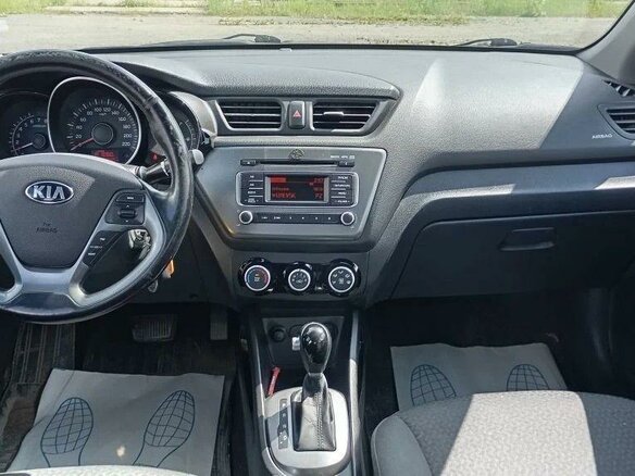 2017 Kia Rio III Рестайлинг, серебристый, 1025000 рублей - вид 4