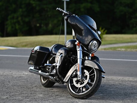 2021 Harley-Davidson Street Glide, серый, 1600000 рублей, вид 1