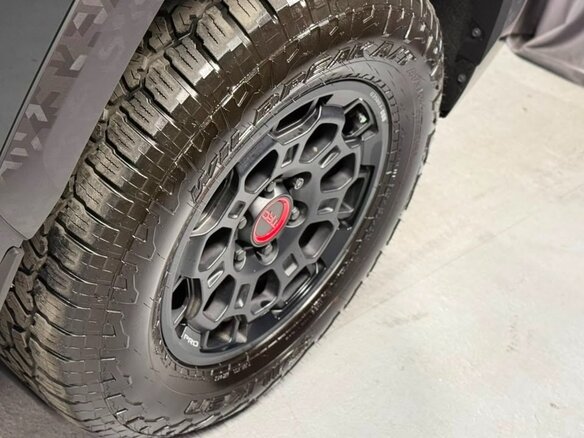 2025 Toyota Tundra CrewMax III, чёрный - вид 11