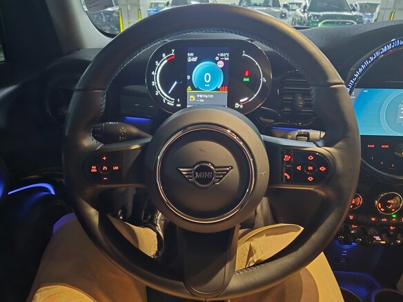 2023 Mini Hatch Cooper III (F55/F56) Рестайлинг 2, чёрный - вид 8