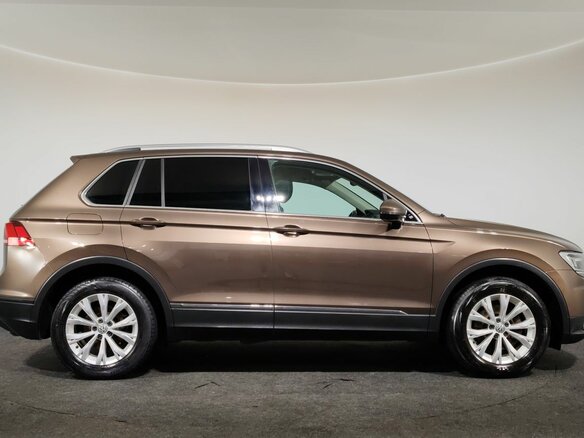 2018 Volkswagen Tiguan II, коричневый, 1690000 рублей - вид 3