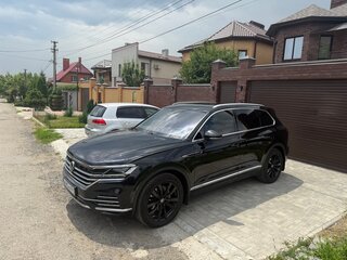 2021 Volkswagen Touareg III, чёрный, 5500000 рублей, вид 1
