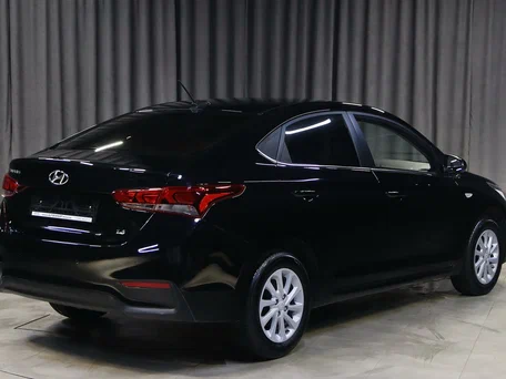 2018 Hyundai Solaris II, чёрный, 1049000 рублей, вид 2