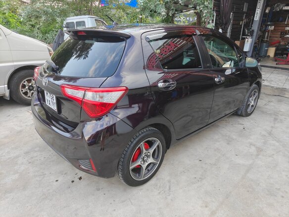 2018 Toyota Vitz III (XP130) Рестайлинг, фиолетовый, 850000 рублей - вид 3