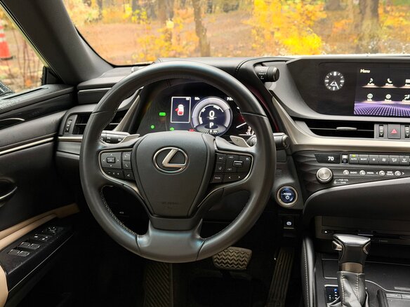 2020 Lexus ES 300h VII, белый, 4200000 рублей - вид 17