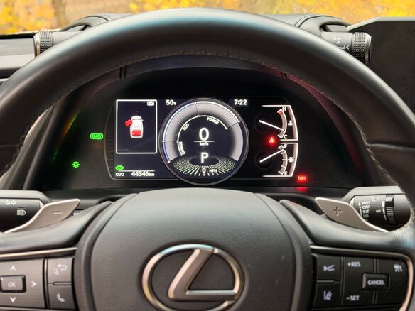 2020 Lexus ES 300h VII, белый, 4200000 рублей - вид 16