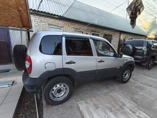 2012 Chevrolet Niva I Рестайлинг, серебристый, 375000 рублей, вид 2