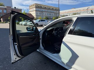 2023 BMW 5 серии 530i xDrive VII (G30/G31/G38) Рестайлинг, белый, 6040000 рублей, вид 5