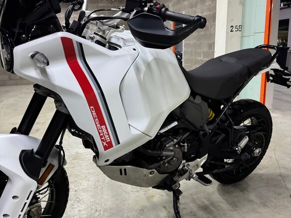 2025 Ducati DesertX, белый, 1250000 рублей - вид 3