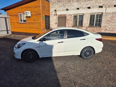 2013 Hyundai Solaris I, белый, 570000 рублей, вид 3