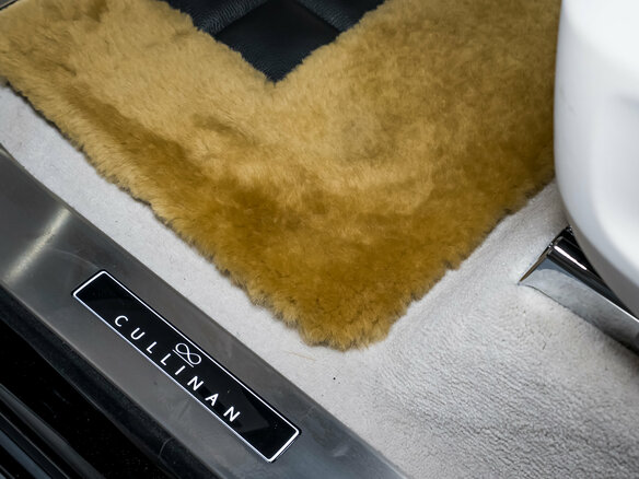 2025 Rolls-Royce Cullinan Black Badge I Рестайлинг (Series II), чёрный, 72000000 рублей - вид 24