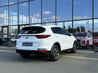2020 Kia Sportage IV Рестайлинг, белый, 2250000 рублей, вид 5