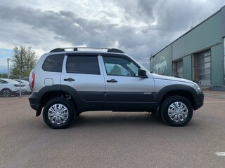 2018 Chevrolet Niva I Рестайлинг, серебристый, 785000 рублей, вид 4