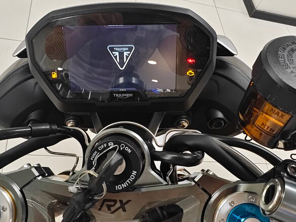 2026 Triumph Street Triple, серый, 1580000 рублей - вид 2