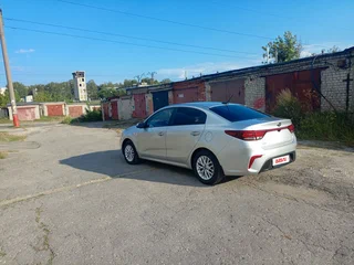 2019 Kia Rio IV, серебристый, 1570000 рублей, вид 4