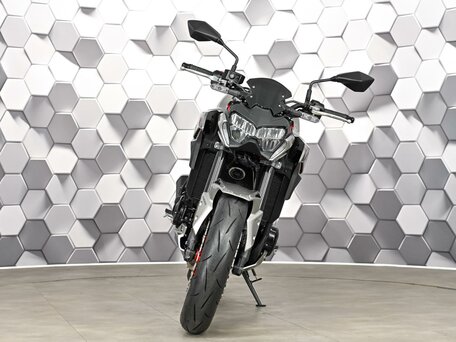 2023 Kawasaki Z 900, серый, 1099000 рублей, вид 5